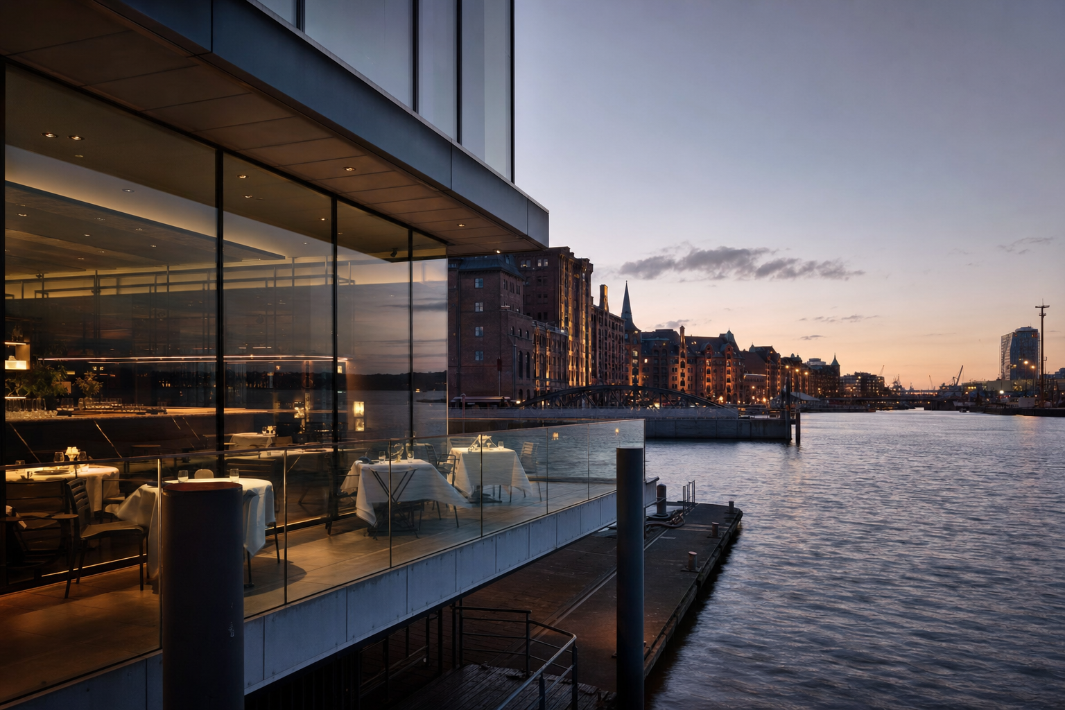 Restaurant bianc am Sandtorkai mit Blick auf den Hamburger Hafen