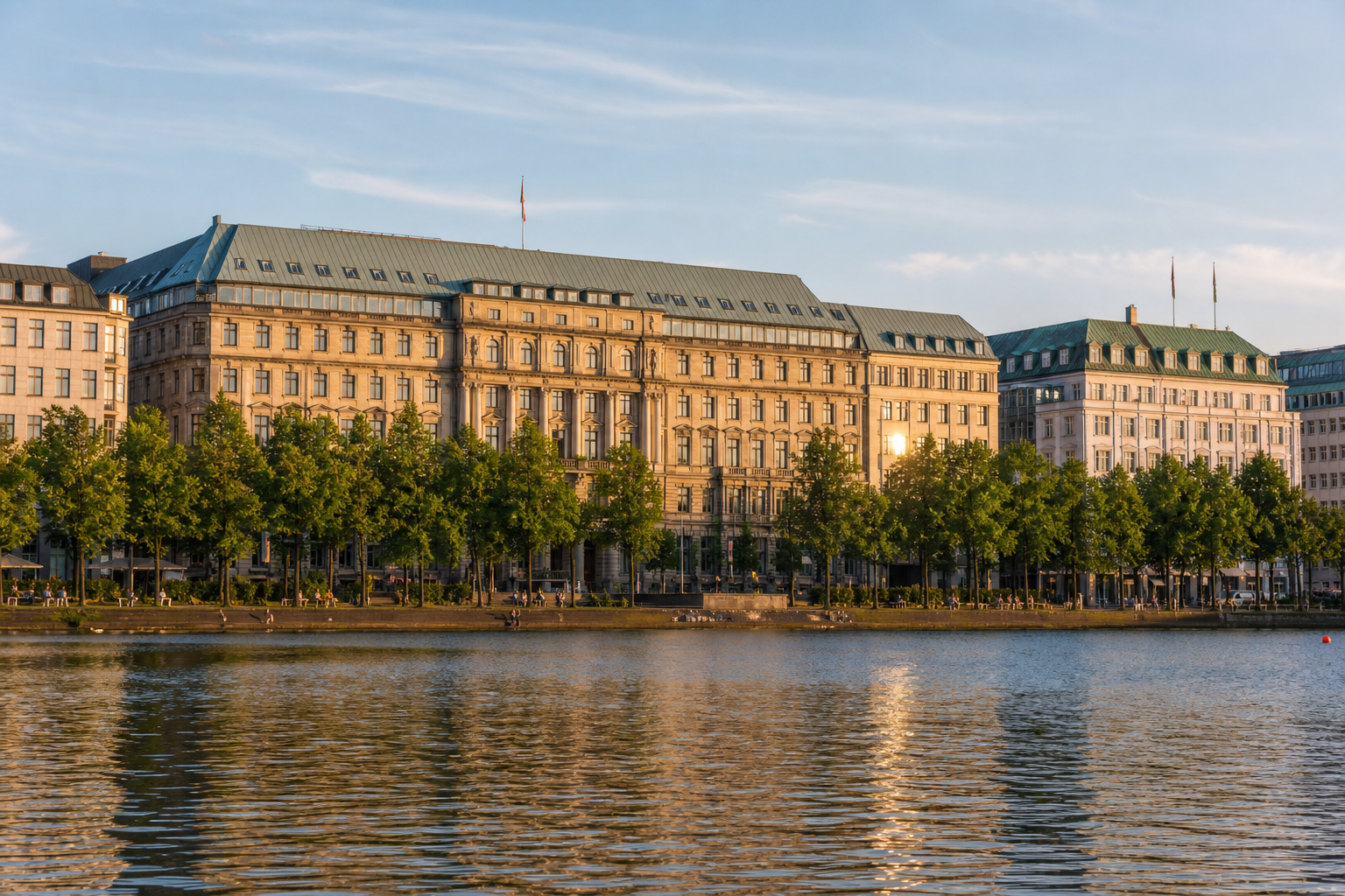 Fairmont Hotel Vier Jahreszeiten an der Binnenalster bei Abendlicht