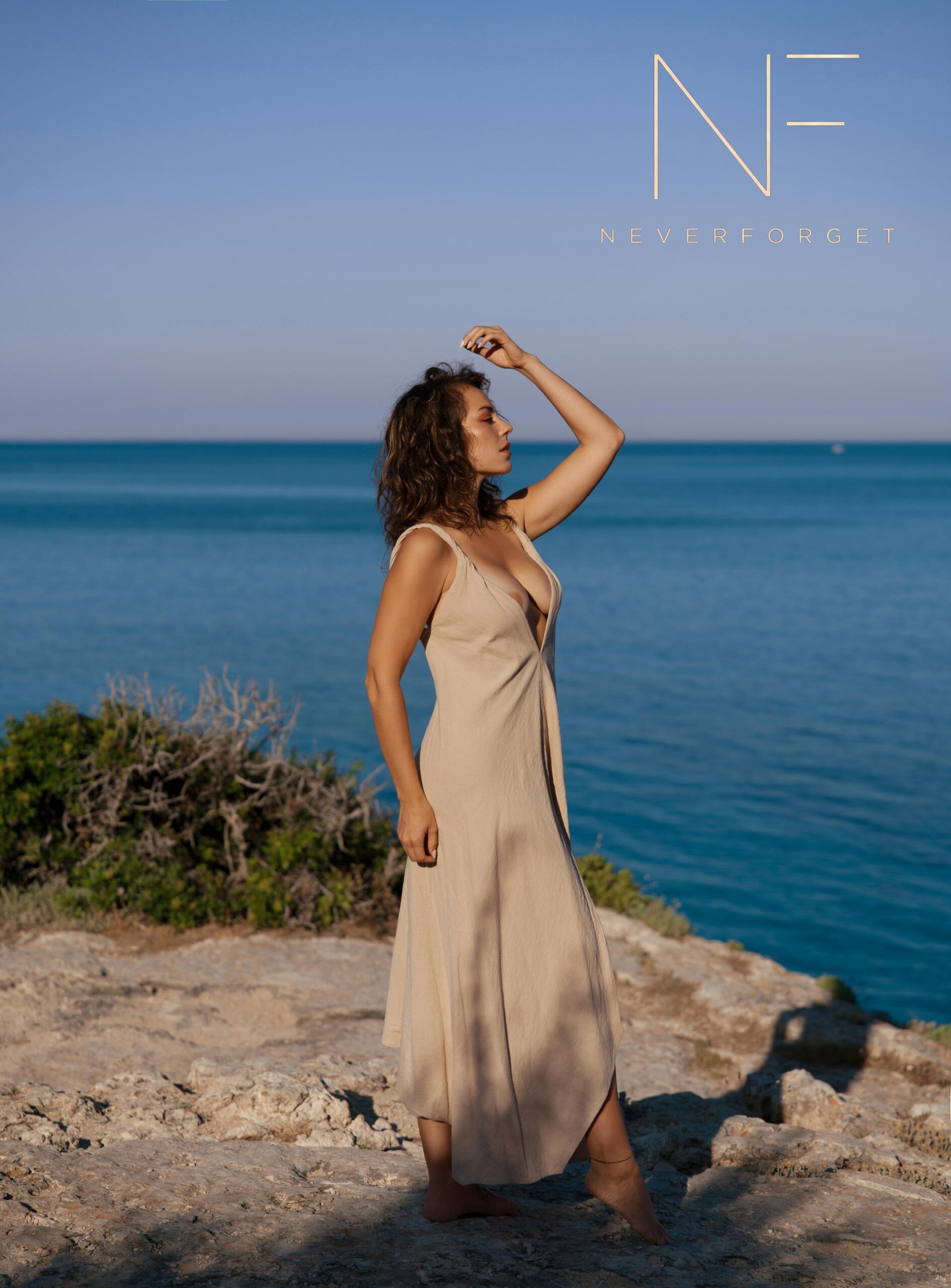 Elegante Luxus Escort Dame Helen im Sommerkleid mit Blick auf das Meer