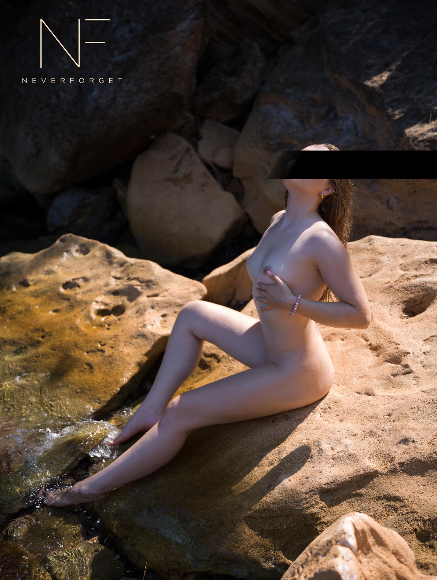 Elegante Escort Dame von Never Forget Escort an einer mediterranen Küste.